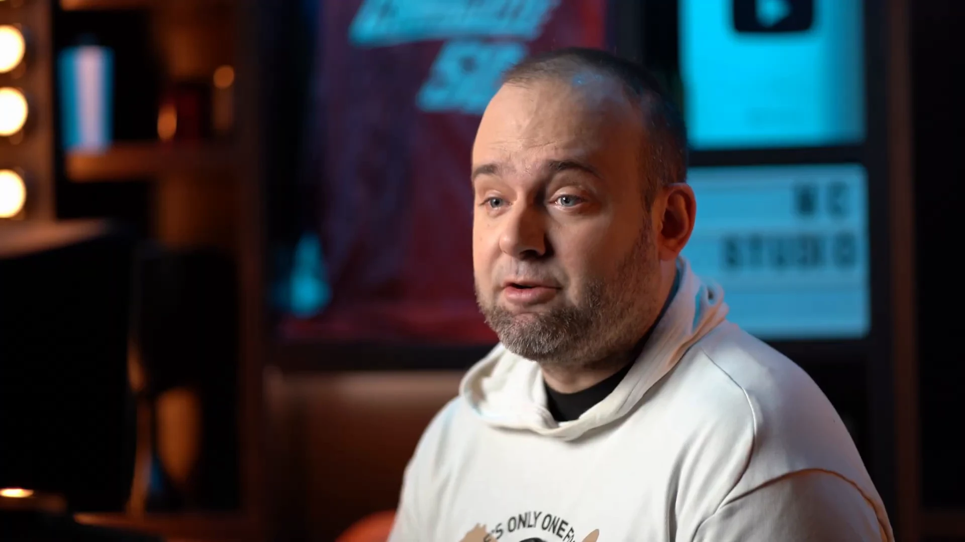 Крупний план ведучого Power Ranking з іншого ракурсу