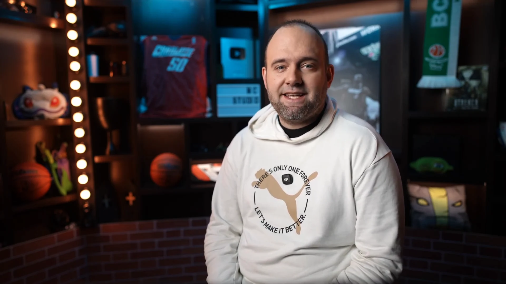 Загальний план ведучого в спортивній студії Maincast Sport