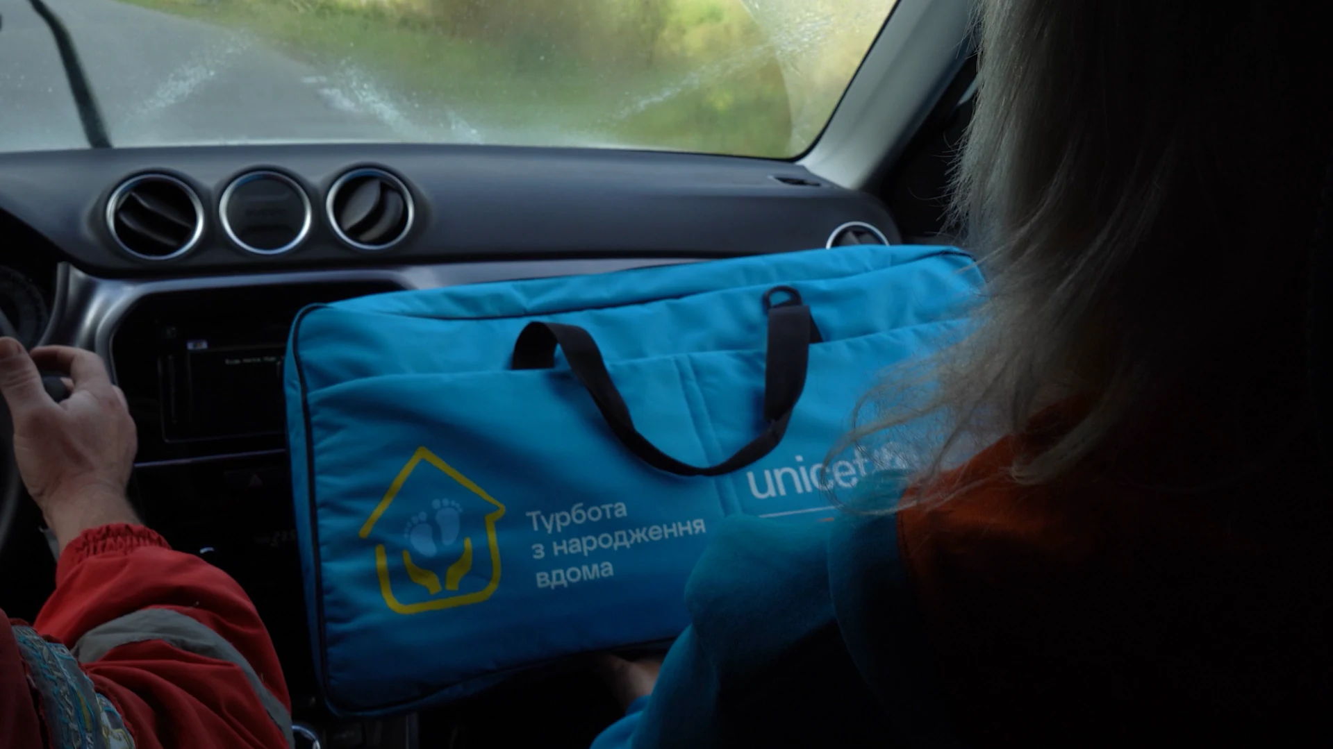 Кадр із серії UNICEF: Сумка UNICEF у салоні автомобіля під час виїзду