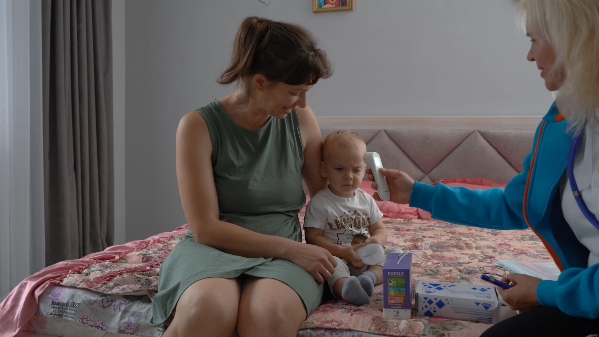 Кадр із серії UNICEF: Мама з дитиною під час візиту медсестри додому