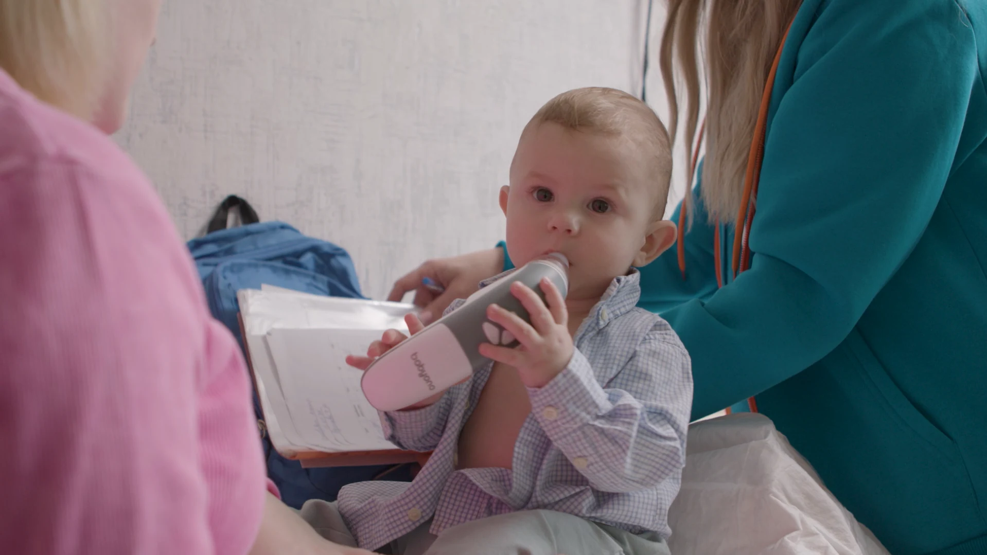 Кадр із серії UNICEF: Дитина на руках у мами під час зустрічі з медсестрою