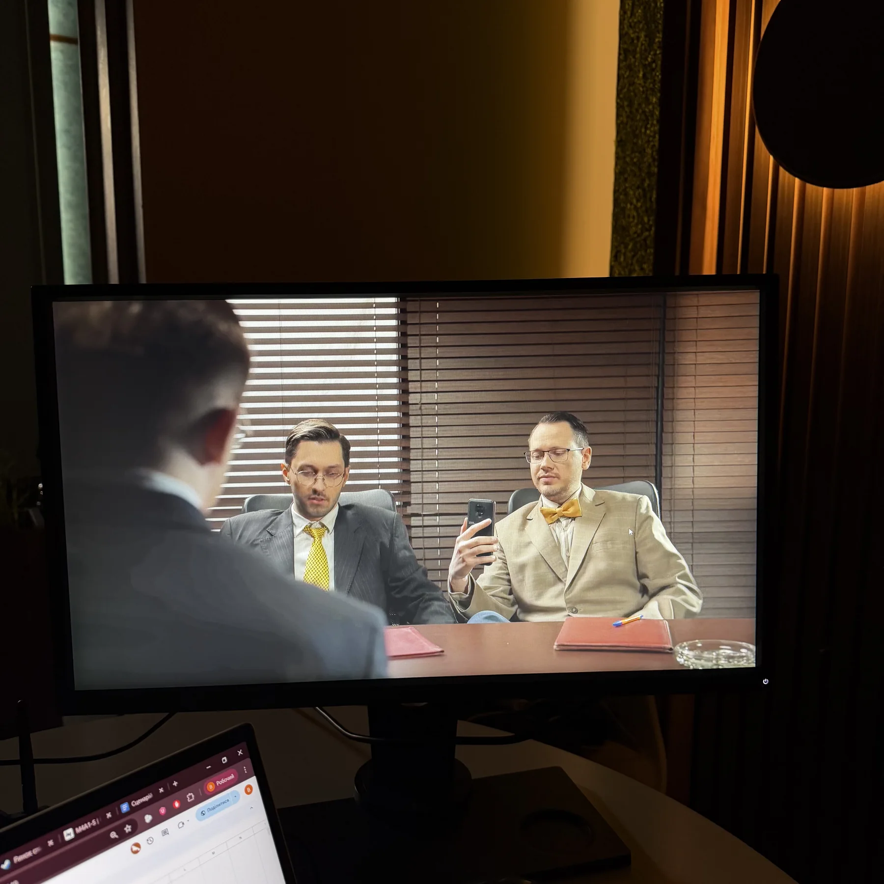 Кадр з акторами на режисерському моніторі під час зйомки Whitemarket × Maincast